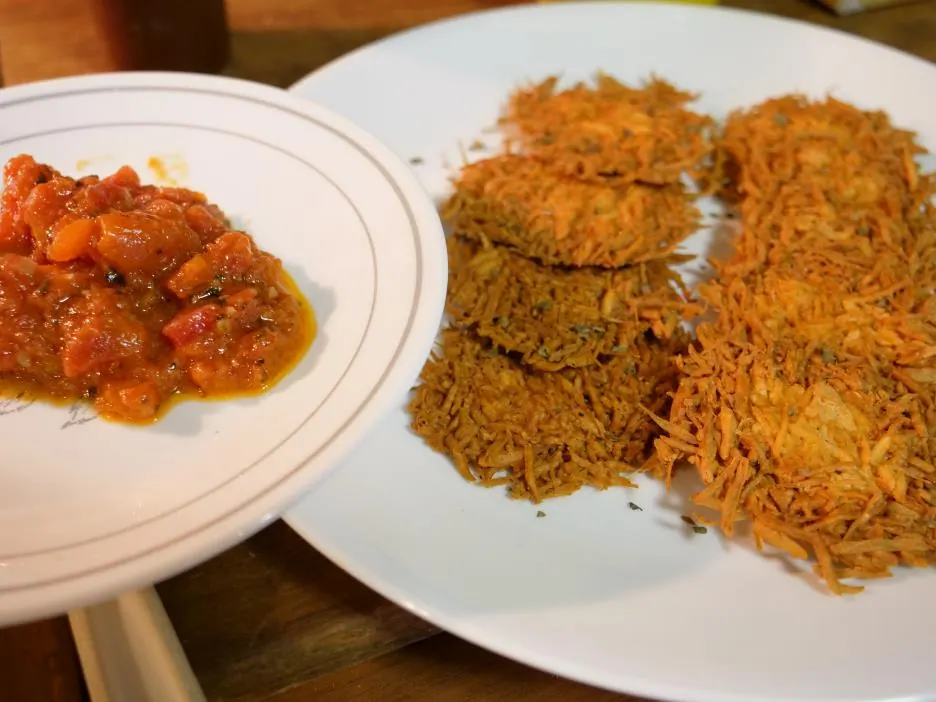 토마토소스를 곁들인 파르메산 치즈 크래커
