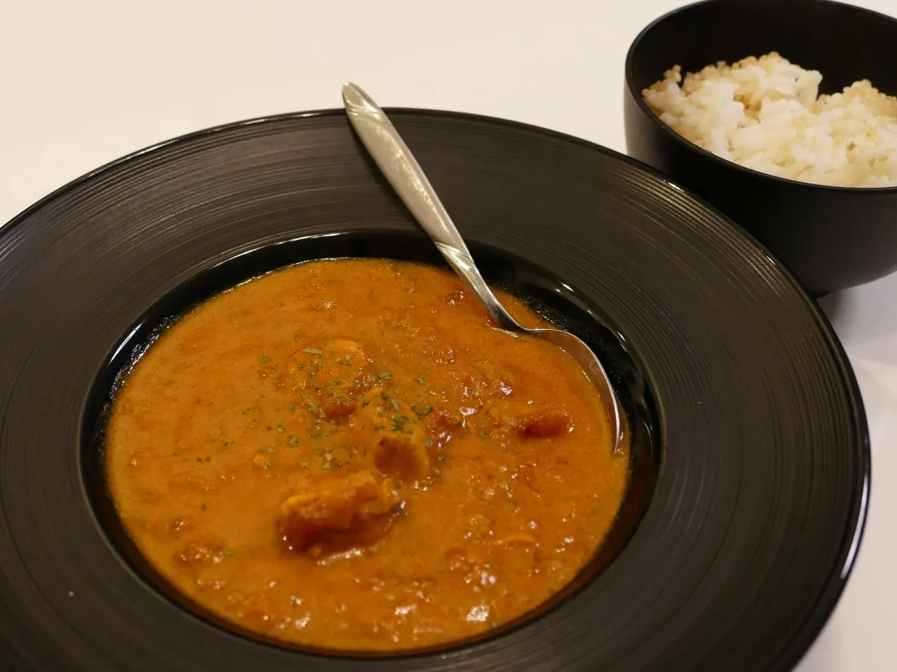 요거트에 재운 토마토 치킨 커리