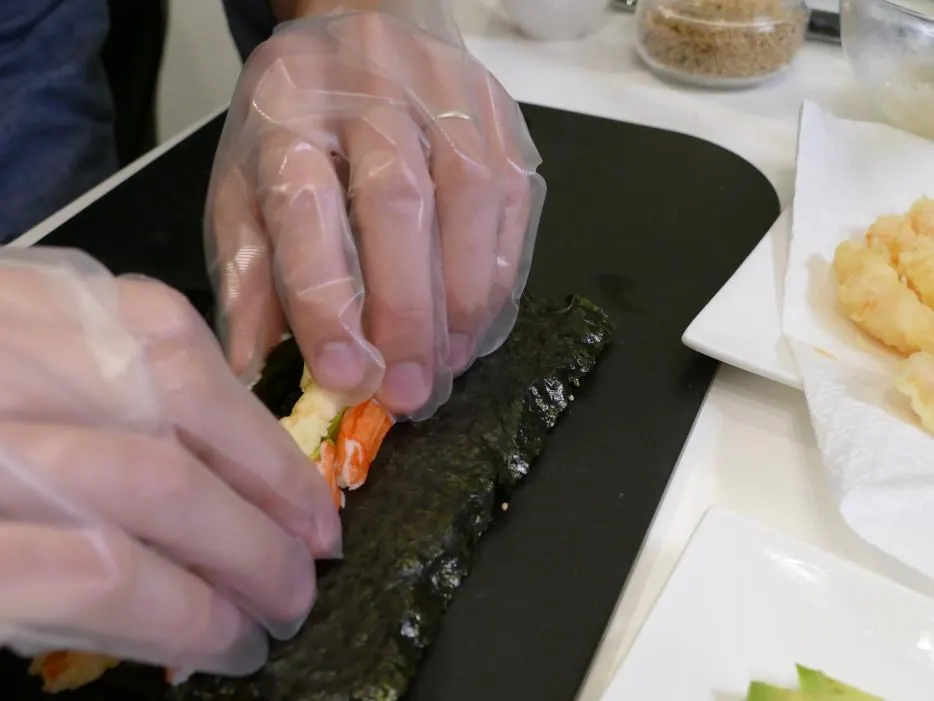 매콤한 새우 인사이드아웃 스시 롤 조리 과정 11-1