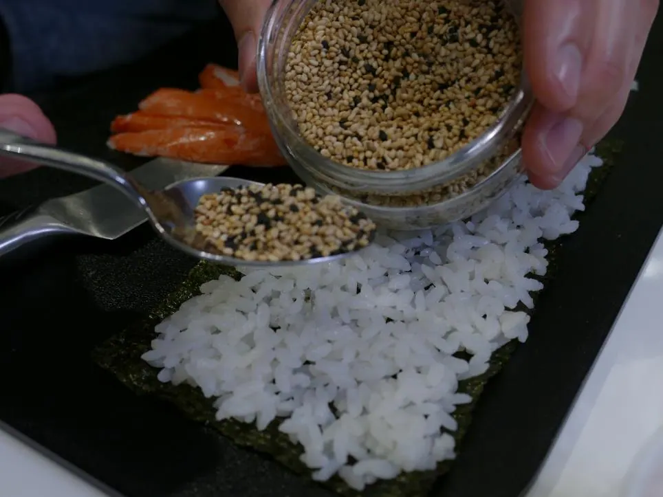 매콤한 새우 인사이드아웃 스시 롤 조리 과정 9-5