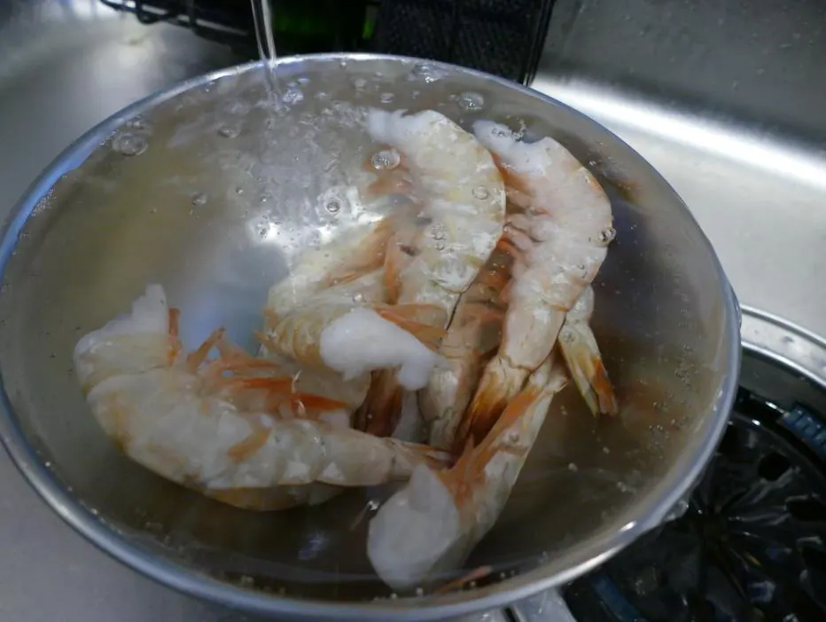 매콤한 새우 인사이드아웃 스시 롤 조리 과정 1-5